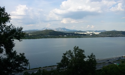 갈비뼈 밑 통증은 근육통인 경우와 위장병인 경우로 나눠 볼 수 있습니다. 근육통인 경우 일반적인 침치료와 물리치료를 받으면 호전되고, 위장병이 원인인 경우 좌측 갈비뼈 하단이 좀더 뻐근하고 아픈 경우가 많으며, 위장병이 호전되면 나아집니다.